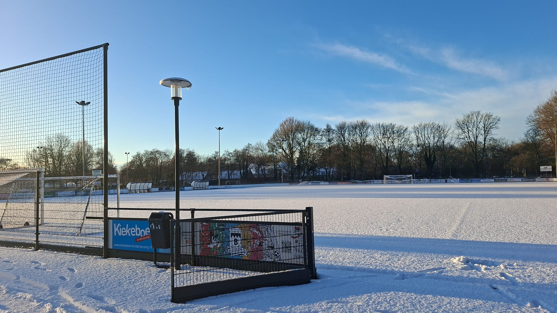 Kunstgras met sneeuw niet betreden!